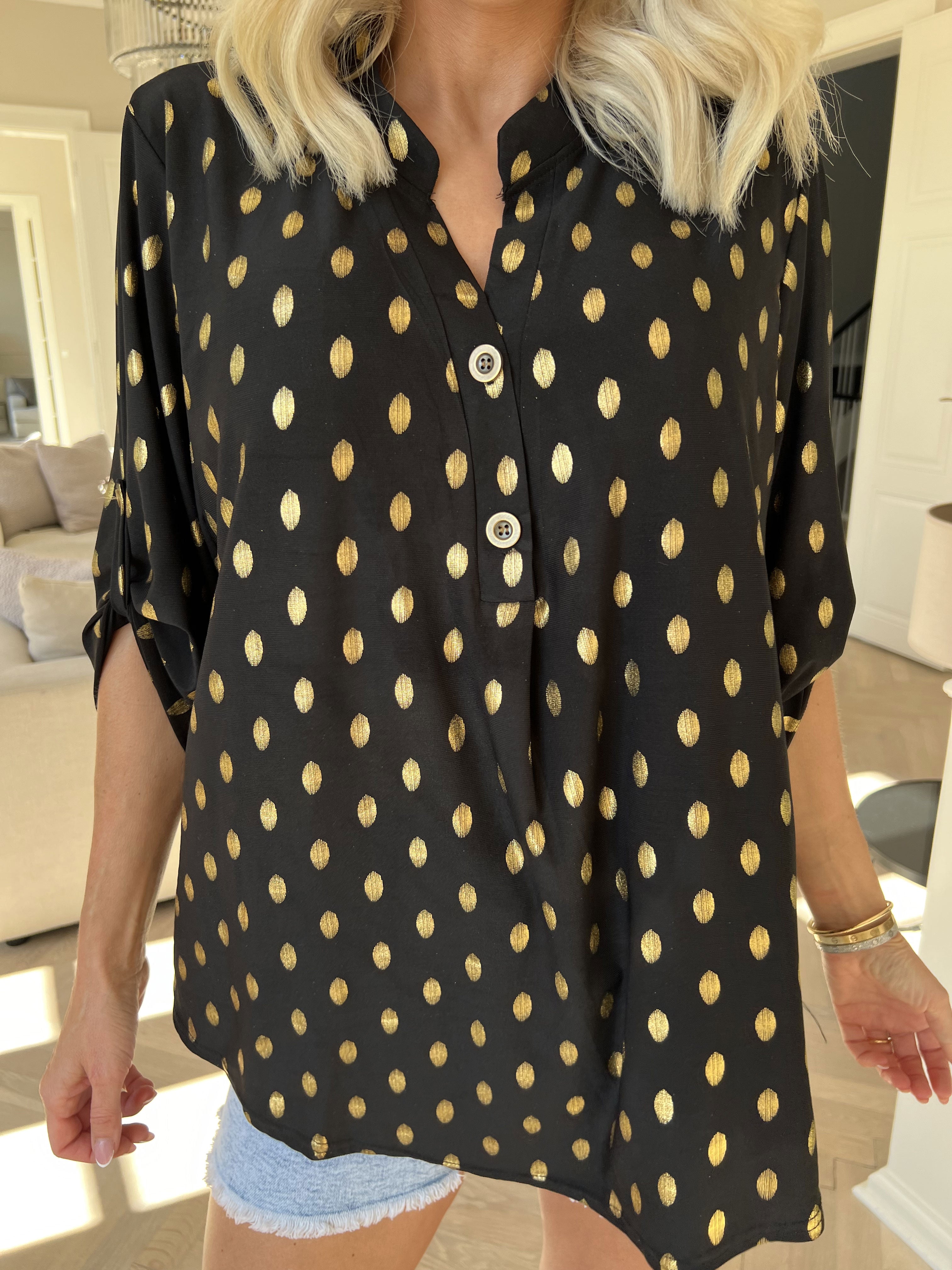 Ebba Gold Shirt - Elastisk blus med guld prickar